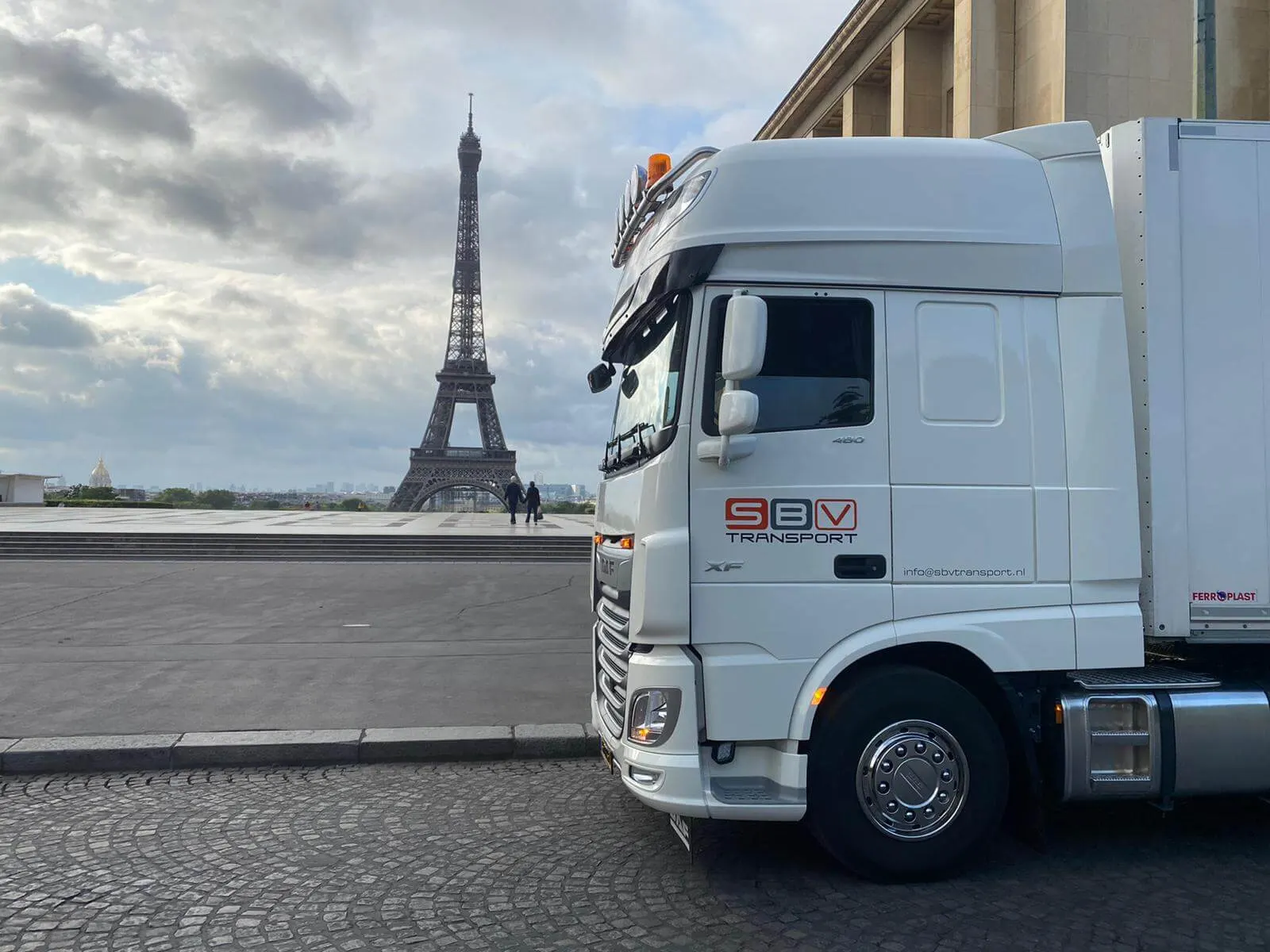 DAF XF van S.B.V. Transport bij de Eiffeltoren in Parijs